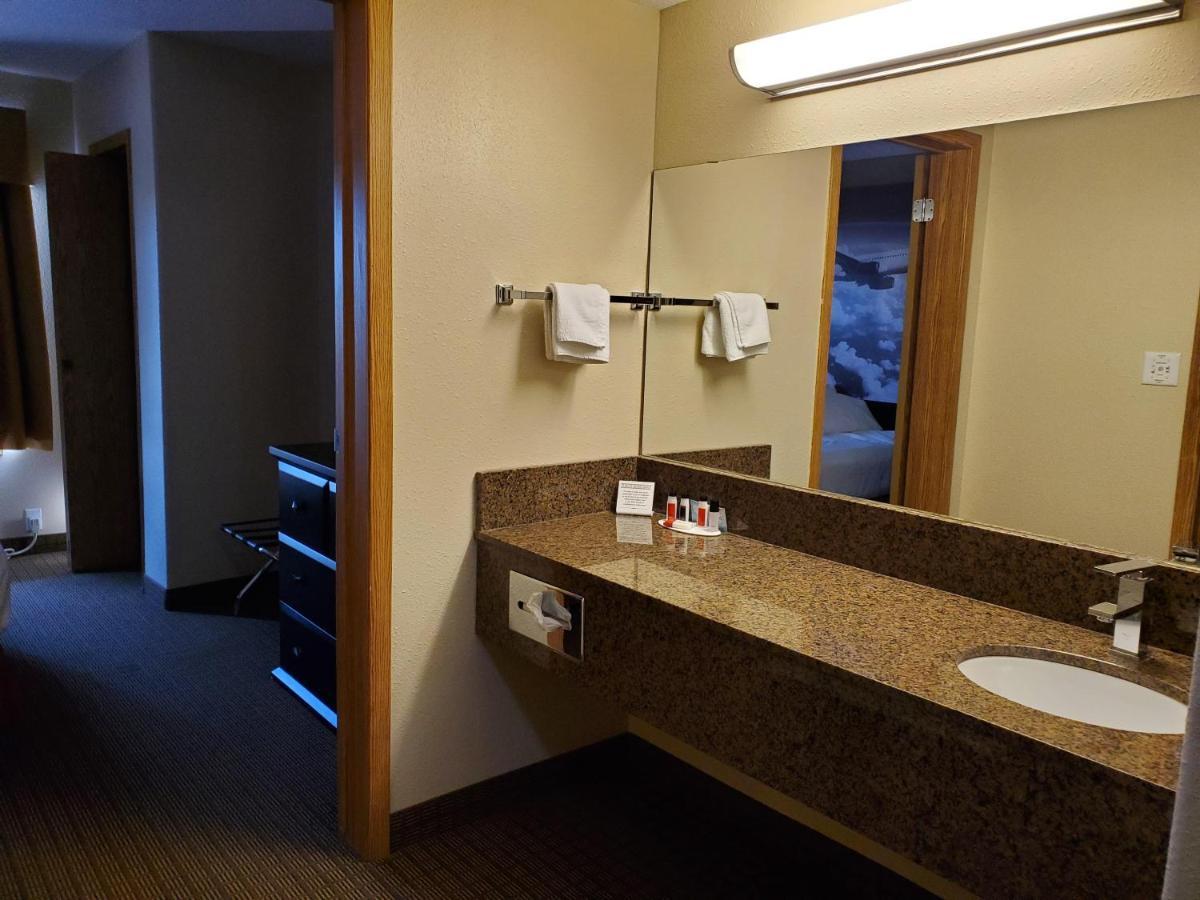 Super 8 By Wyndham Edmonton International Airport Hotel Leduc
