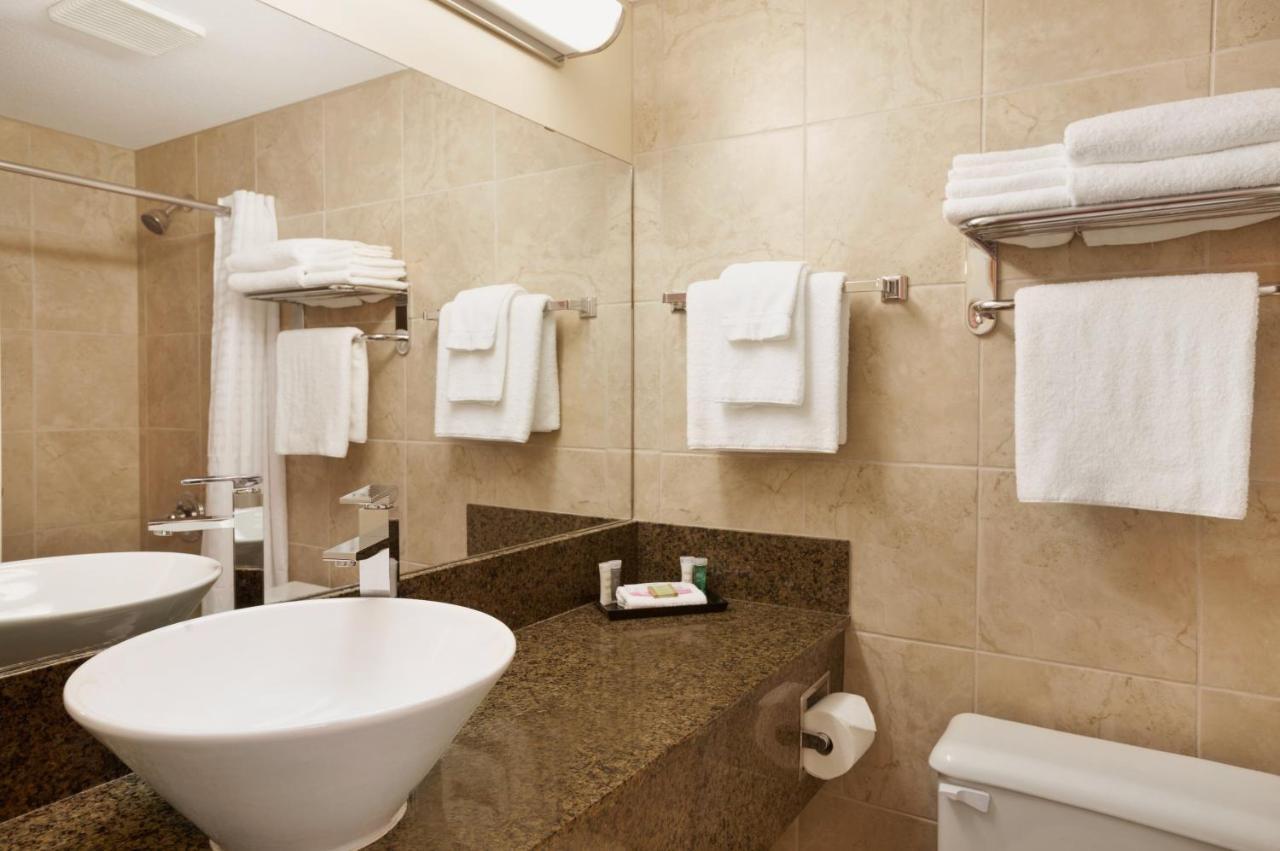 Hotel Super 8 By Wyndham Edmonton International Airport 2*
