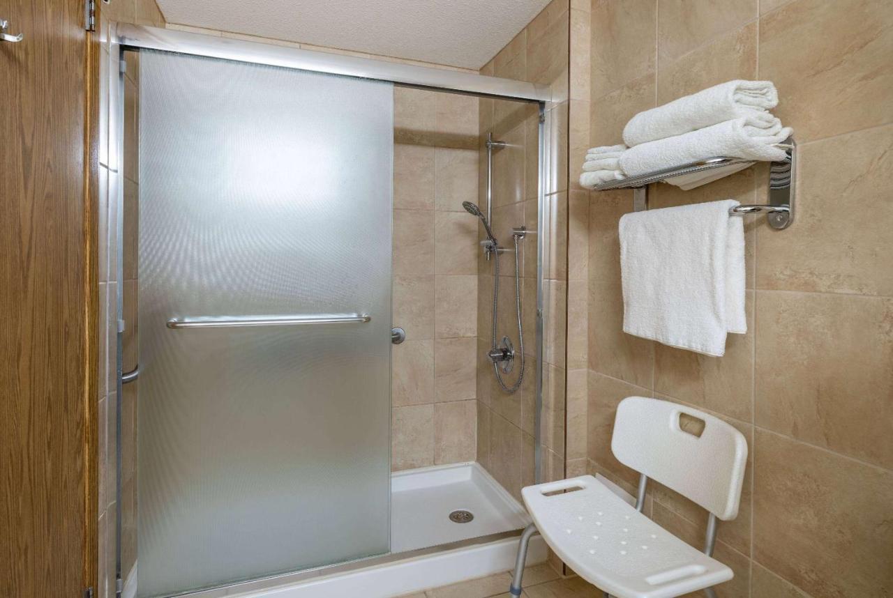 Super 8 By Wyndham Edmonton International Airport Hotel 2*