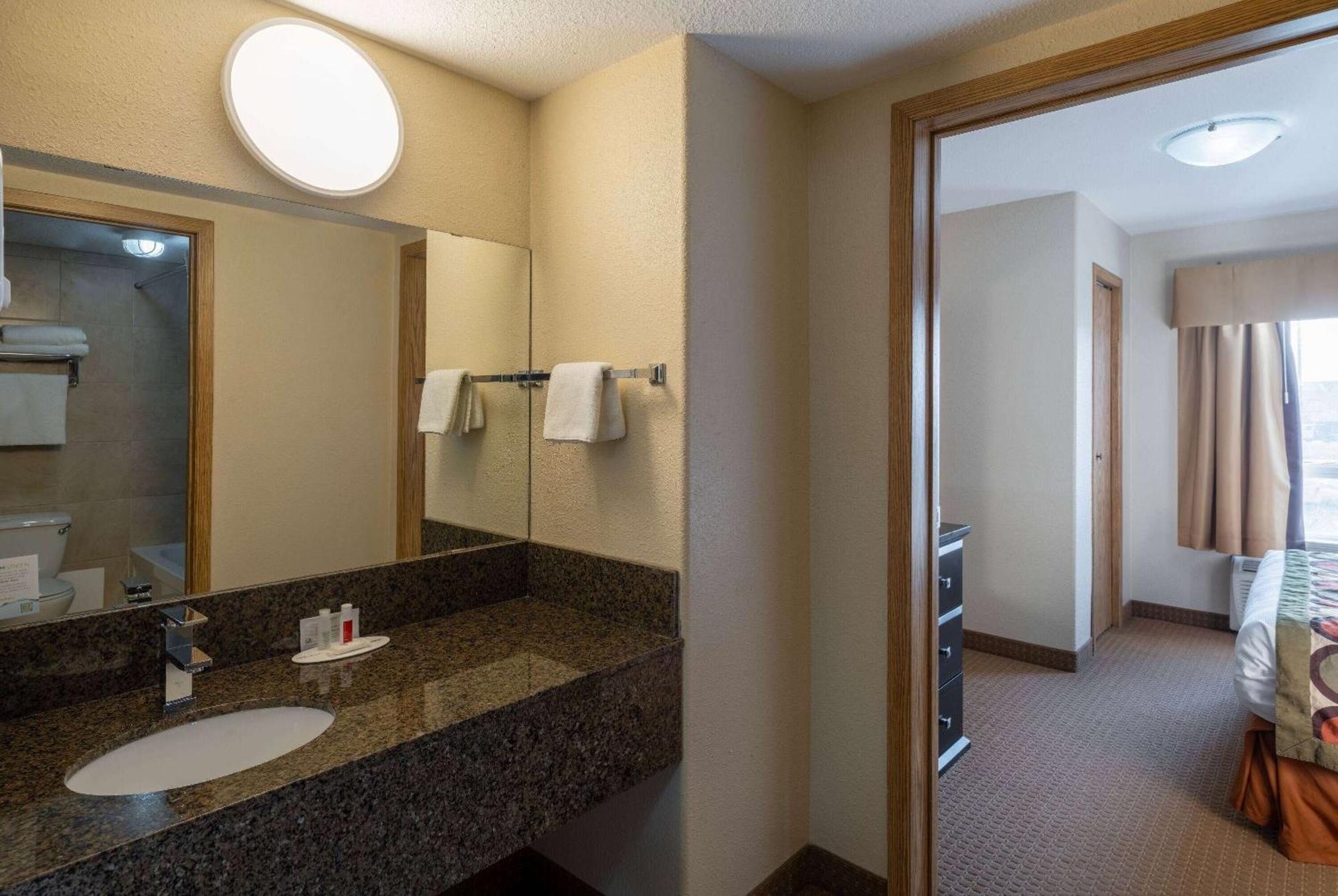 Super 8 By Wyndham Edmonton International Airport Hotel