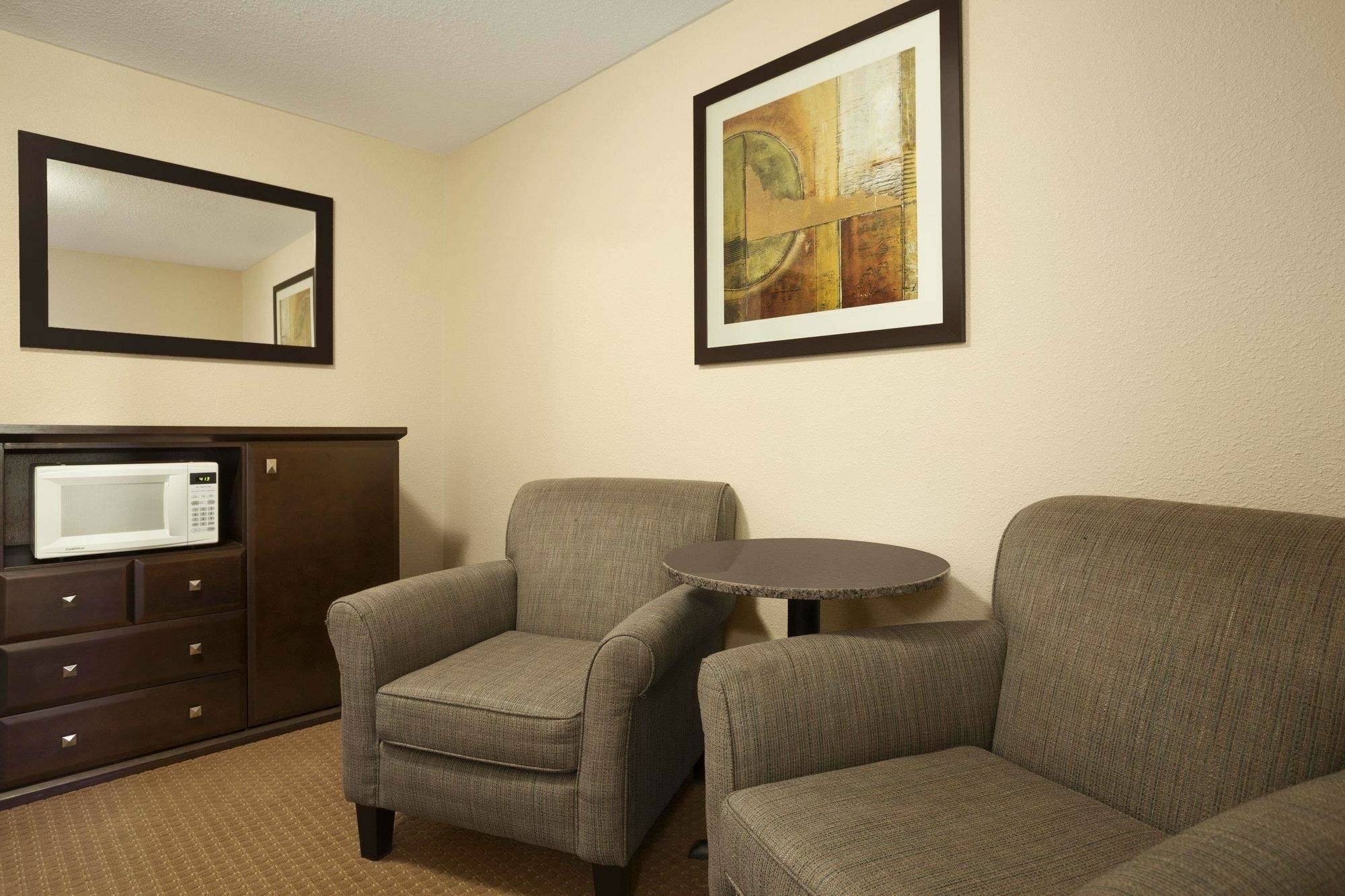 Super 8 By Wyndham Edmonton International Airport 2*