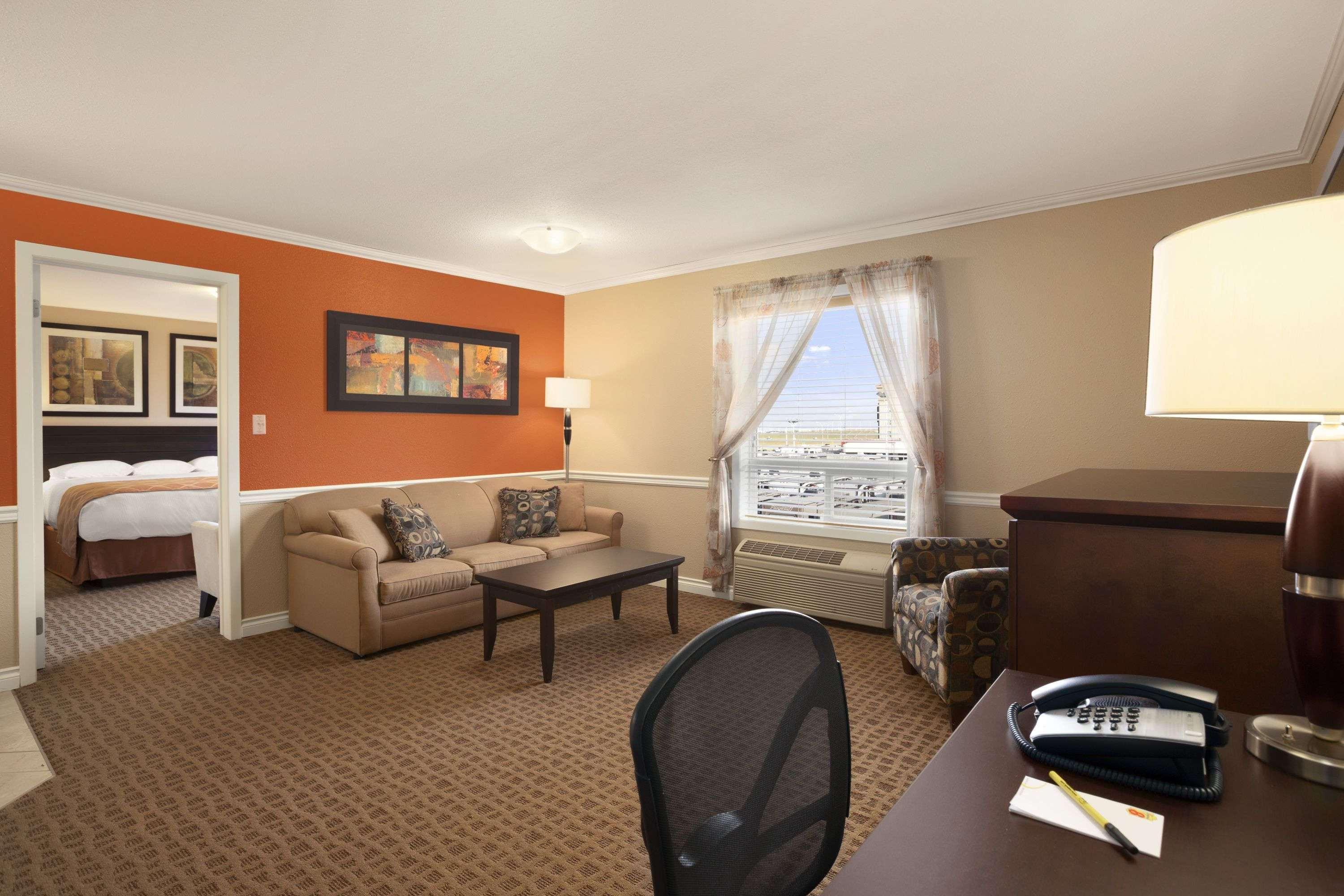 Super 8 By Wyndham Edmonton International Airport Hotel Leduc